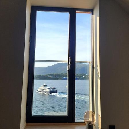 Single Elegant Room I Sentrum- Sea View Олесунн Екстер'єр фото