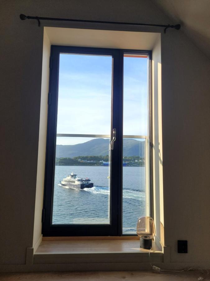 Single Elegant Room I Sentrum- Sea View Олесунн Екстер'єр фото